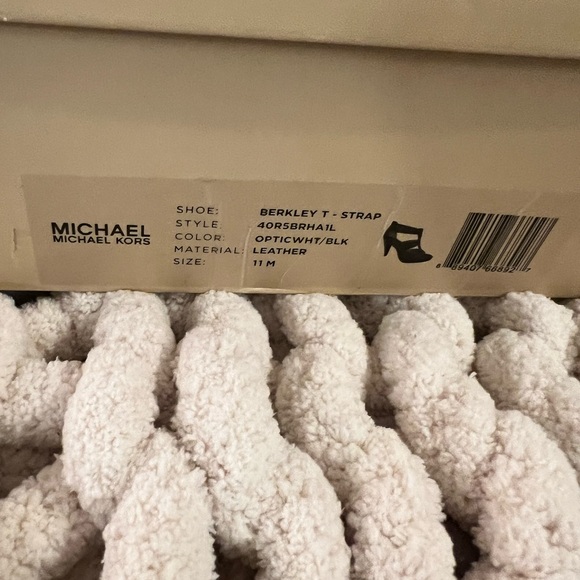 Michael Kors Berkeley T Strap Sandals Size 11 - Picture 6 of 6
